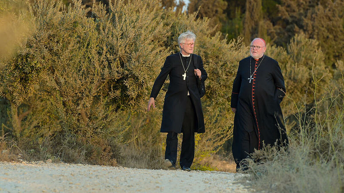 Der Ratsvorsitzende der Evangelischen Kirche in Deutschland (EKD), Landesbischof Heinrich Bedford-Strohm (li.) und der Vorsitzende der Deutschen Bischofskonferenz, Kardinal Reinhard Marx (re.) am 21. Oktober 2016 bei einem Spaziergang auf dem Oelberg in Jerusalem, waehrend einer gemeinsamen Pilgerfahrt deutscher evangelischer und katholischer Bischoefe und Ratsmitglieder ins Heilige Land. Anlaesslich des 500-jaehrigen Reformationsjubilaeums 2017 waren Mitglieder des Rates der EKD und der Bischofskonferenz seit Sonntag (16. Okt.) zu einer einwoechigen Pilgerreise im Heiligen Land unterwegs. Nach ihrer gemeinsamen Pilgerreise wollen die beiden grossen Kirchen in Deutschland die oekumenische Versoehnung weiter vorantreiben. Mit Blick auf das Reformationsjubilaeum erklaerten die EKD und die katholische Deutsche Bischofskonferenz am Freitag (22.10.2016) in einer gemeinsamen Botschaft, dass das geplante Christusfest die Kirchen auch ueber 2017 hinaus "auf unserem Weg zur vollen sichtbaren Einheit" staerken solle.