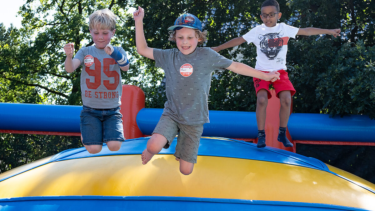 Auf der Hüpfburg: (v.l.) Tamme (8), Emil (7), Willem (8)
