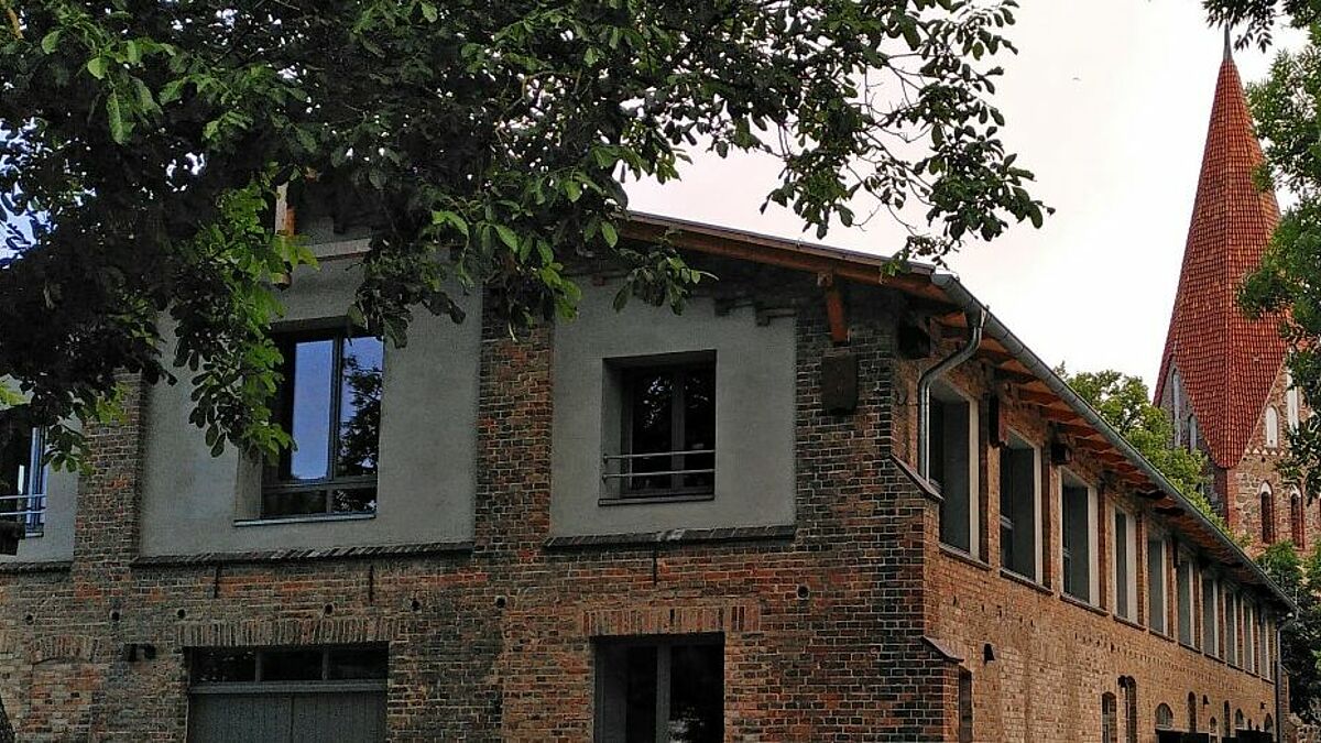 Die Pfarrscheune Lichtenhagen-Dorf kann beim Aktionstag besucht werden. Sie ist ein Beispiel dafür, wie Gebäude erfolgreich für die Nutzung alternativer Energien umgerüstet werden können. 