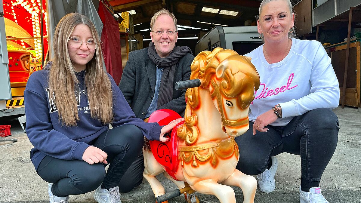 Schaustellerin Janine Belli (rechts) und Pastor Robert Pfeifer organisieren einen Konfirmanden-Kursus, an dem auch die 16-jährige Jamie (links) teilnehmen wird. 