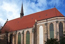 Backsteinkirche mit kleinem Turm