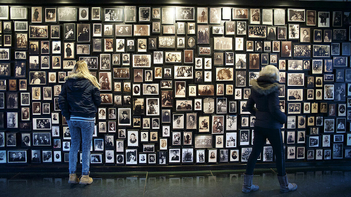 Schüler betrachten Familienfotos von ermordeten Häftlingen im ehemaligen Konzentrationslager Auschwitz-Birkenau in Polen.