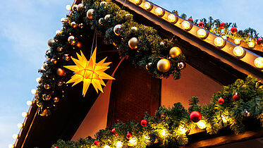 geschmückte Bude auf dem Weihnachtsmarkt 