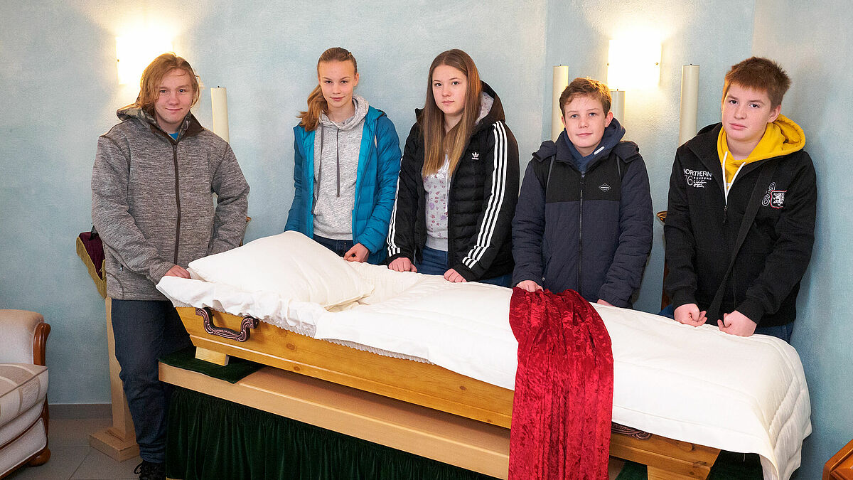 Die Konfis Norman, Josefine , Svenja, Tim und Jorden (v. l.) beim Bestatter Schröder in Flintbek.

