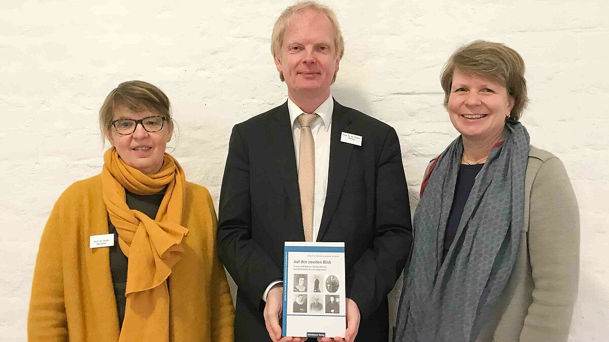 Die Herausgeber bei der Buchvorstellung von "Auf den zweiten Blick - Frauen und Männer der Nordkirche vom Mittelalter bis zur Gegenwart": Ruth Albrecht (v.l.), Rainer Hering und Claudia Tietz.