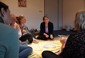 Landesbischöfin Kühnbaum-Schmidt spricht beim DELPHI-Kurs in Kropp mit den Müttern
