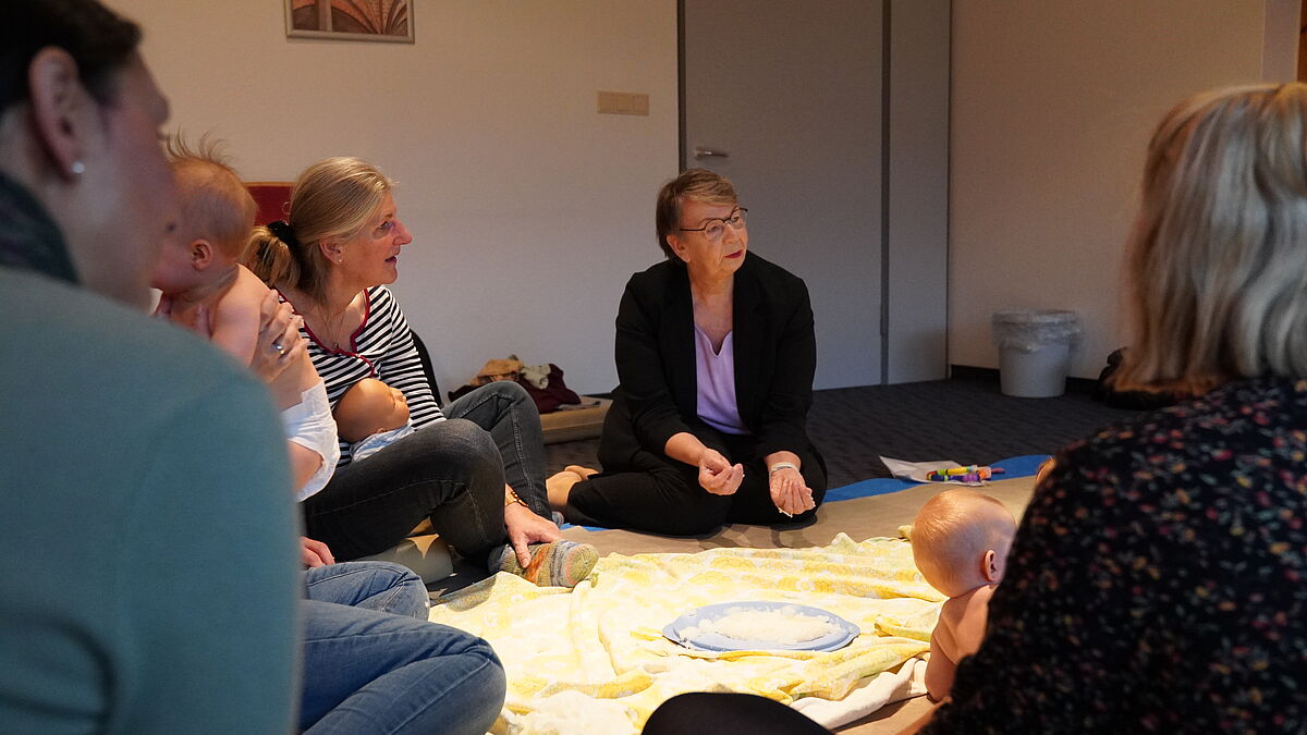 Landesbischöfin Kühnbaum-Schmidt spricht beim DELPHI-Kurs in Kropp mit den Müttern