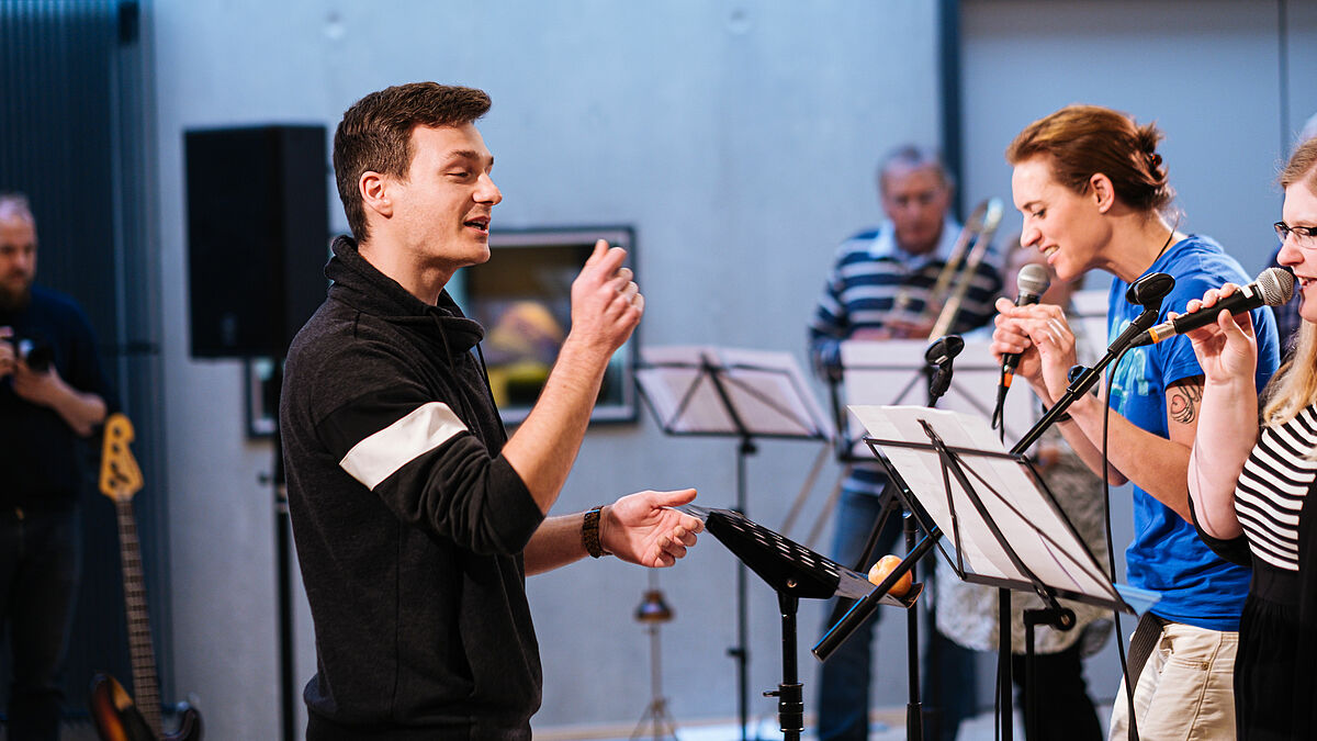 Zur Ausbildung zum B-Kirchenmusiker/in Popularmusik gehört auch dazu, Chöre und Bands zu leiten.