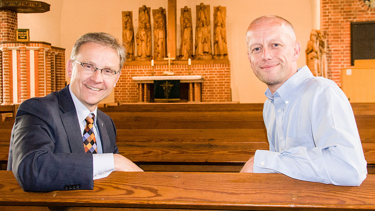 Im neuen Zuhause der Apostel-Gemeinde (v.l.): Propst Thomas Lienau-Becker und Pastor Lars Reimann.