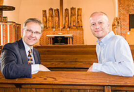 Im neuen Zuhause der Apostel-Gemeinde (v.l.): Propst Thomas Lienau-Becker und Pastor Lars Reimann.