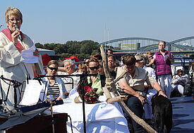 Diakonin Silke Langer aus Rothenburgsort (li.) beim letzten Gottesdienst auf der "Classic Queen"