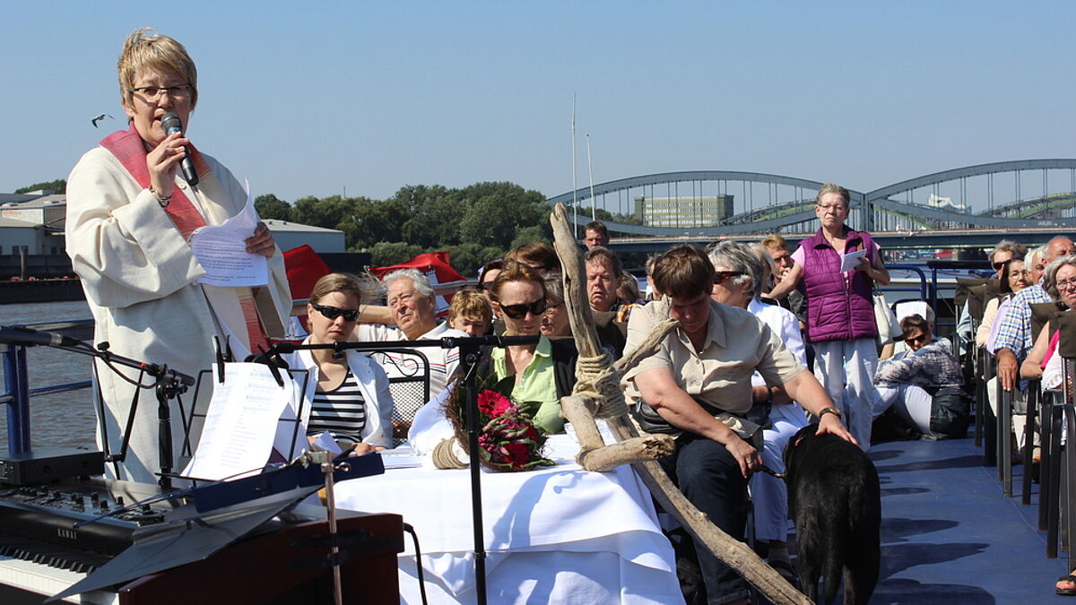 Diakonin Silke Langer aus Rothenburgsort (li.) beim letzten Gottesdienst auf der "Classic Queen"