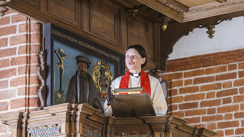 Anne Burghardt, Generalsekretärin des Lutherischen Weltbundes, auf der Kanzel des Ratzeburger Doms. 