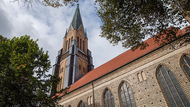 Die größte sichtbare Veränderung hat die Westfront mit dem 112 Meter hohen Turm erfahren: Die Eckpfeiler wurden großflächig mit grauen Kupferplatten verkleidet, und der Turm der gotischen Hallenkirche hat ein neues, grünes Kupferdach bekommen. 