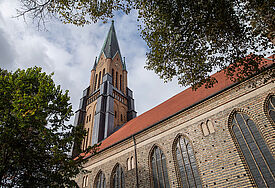 Der sanierte Turm des Schleswiger Doms.