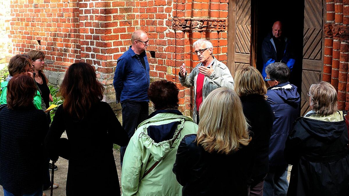 Zur Ausbildung zum Kirchenführer gehört auch ein praktischer Teil: In Mini-Kirchenführungen, wie hier in Reinshagen, können die Teilnehmerinnen und Teilnehmer ihr Wissen anwenden.