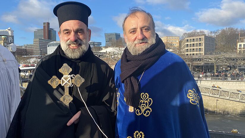 Erzpriester Georgios Manos und Bischof Bartholomaios von Arianz bei Orthodoxer Wasserweihe im Hamburger Hafen