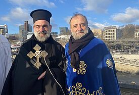 Erzpriester Georgios Manos und Bischof Bartholomaios von Arianz bei Orthodoxer Wasserweihe im Hamburger Hafen