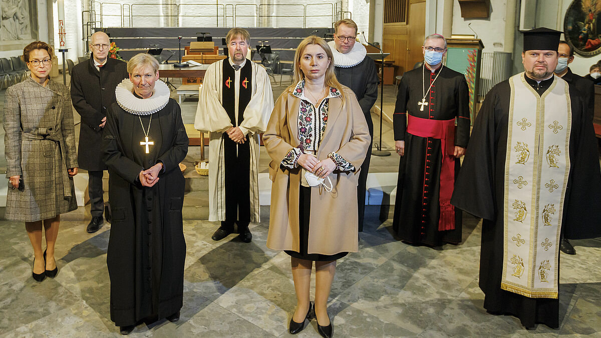 Nahmen am Friedensgebet teil: Carola Veit (Präsidentin Hamburger Bürgerschaft); Dr. Peter Tschentscher (Erster Bürgermeister der Freien und Hansestadt Hamburg); Bischöfin Kirsten Fehrs (Sprengel Hamburg und Lübeck der Nordkirche); Pastor Uwe Onnen (ACK Hamburg); Dr. Iryna Tybinka (Generalkonsulin der Ukraine, Hamburg); Hauptpastor Jens-Martin Kruse (Hauptkirche St. Petri Hamburg); Erzbischof Dr. Stefan Heße (Erzbistum Hamburg); Pfarrer Pavlo Tsvok (Ukrainisch Katholische Kirchengemeinde Hamburg); Sergej Tcherepanov (Kirchenmusiker der Ev.-Luth. Kirchengemeinde Bosau, russische Stimme der Solidarität).