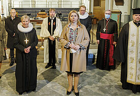 Nahmen am Friedensgebet in Hamburg teil: Bürgerschaftspräsidentin Carola Veit, Bürgermeister Peter Tschentscher, Bischöfin Kirsten Fehrs, Pastor Uwe Onnen (ACK Hamburg),  Dr. Iryna Tybinka (Generalkonsulin der Ukraine in Hamburg), Hauptpastor Jens-Mar