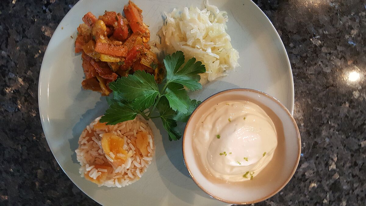 Eine perfekte Kombination aus sommerlichem Gemüse und Kräutern aus dem eigenen Garten ist das Gemüse-Gyros. Ein Tipp aus dem Christian Jensen Kolleg in Breklum.