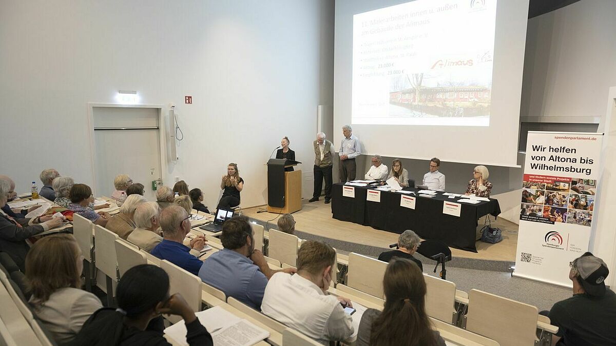 Dreimal im Jahr wird zu einer Parlamentssitzung eingeladen, an der rund 250 Mitglieder teilnehmen.
