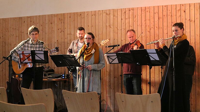 Die MAT-Band sorgt für gute Stimmung, Bischof Jeremias an der Violine