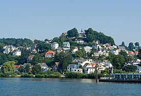 Blick von der Elbe auf den Hamburger Stadtteil Blankenese.