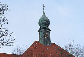 Der achteckige Zwiebelturm der St. Bartholomäus-Kirche in Wesselburen gilt als einmalig in Norddeutschland. Jetzt muss er saniert werden.