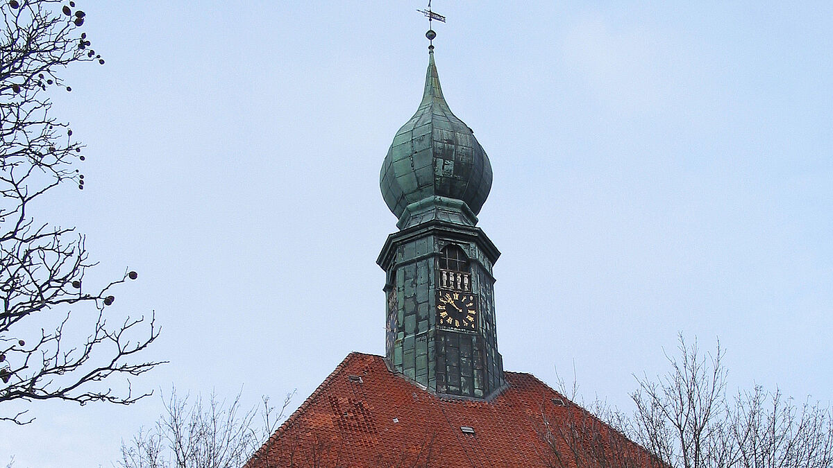 Der achteckige Zwiebelturm der St. Bartholomäus-Kirche in Wesselburen gilt als einmalig in Norddeutschland. Jetzt muss er saniert werden.