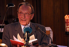 Der ehemalige Landesbischof Heinrich Rathke bei einer Lesung aus einer Autobiografie