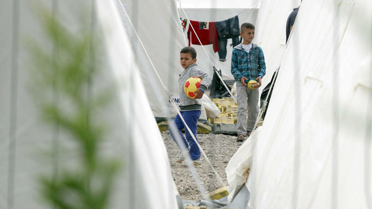 Zeltstadt_Dresden Flüchtlingskinder in einer Zeltstadt im Dresdner Stadtteil Friedrichstadt