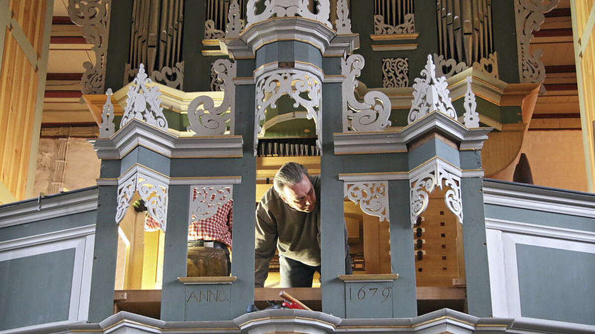 Orgelbauer Frank Stam (48) arbeitet am 13.12.16 an der historischen Orgel in der evangelischen St. Johanniskirche in Oederquart bei Hamburg. Rund 650.000 Euro kostet die nun schon seit Jahren laufende Restaurierung des einzigartigen Instrumentes, das unter Experten als erste selbststaendige Arbeit des beruehmten norddeutschen Barock-Orgelbaumeisters Arp Schnitger (1648-1719) gilt. Die Orgel verfuegt ueber 28 Register und mehr als 1.500 Pfeifen. Vor mehr als 100 Jahren gingen durch einen umfangreichen Umbau die meisten Originalpfeifen verloren - und mit ihnen der typische Schnitgersche Klang. Der soll nun durch die Rekonstruktion wieder hergestellt werden. Ostersonntag (16. April) wird die Orgel wieder eingeweiht. (Siehe epd-Meldung vom 09.01.17)  *** Local Caption *** 00366889