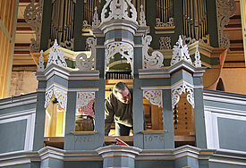 Orgelbauer Frank Stam (48) arbeitet an der historischen Orgel in der evangelischen St. Johanniskirche in Oederquart bei Hamburg