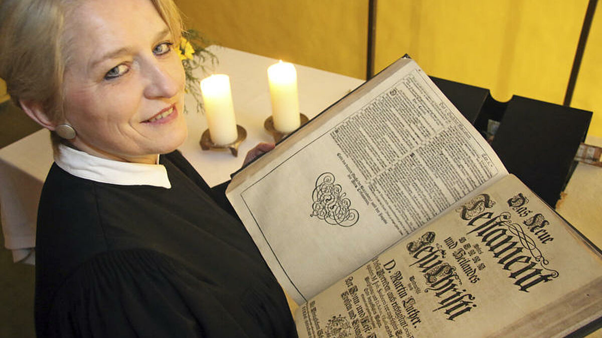 Die evangelische Pastorin Sonja Domroese (56) mit einer alten Lutherbibel am 01.02.17 in der Markuskirche in Stade bei Hamburg. Die Theologin gilt als Luther-Expertin und hat vor allem die Rolle der Frauen in der Reformationszeit erforscht. Die Reformation vor 500 Jahren sei auch ein Aufbruch hin zu einer Gleichberechtigung von Frauen in Kirche und Gesellschaft gewesen, sagt Domroese. Martin Luther (1483-1546) habe als bedeutendster Reformator eines der Fundamente dafuer gelegt, dass Frauen in der heutigen evangelischen Kirche die gleichen geistlichen Aemter bekleiden koennten wie Maenner. (Siehe epd-Bericht vom 20.02.17)