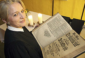 Die evangelische Pastorin Sonja Domroese (56) mit einer alten Lutherbibel in der Markuskirche in Stade bei Hamburg - die Theologin gilt als Luther-Expertin und hat vor allem die Rolle der Frauen in der Reformationszeit erforscht