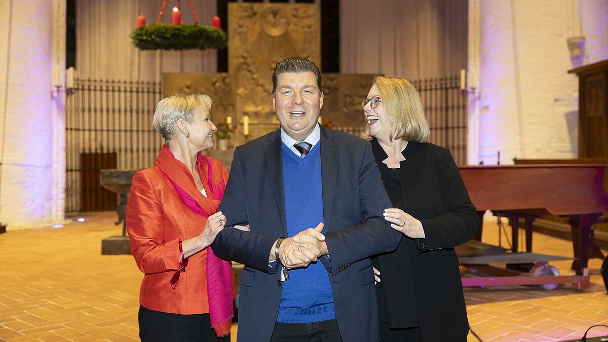 Dr. Andreas Dressel, Senator für Finanzen und Bezirke in der Freien und Hansestadt Hamburg, kam aufgrund kollidierender Termine erst später zur Veranstaltung, ließ sich aber ein Foto mit Bischöfin Fehrs und Präses Fährmann nicht nehmen.