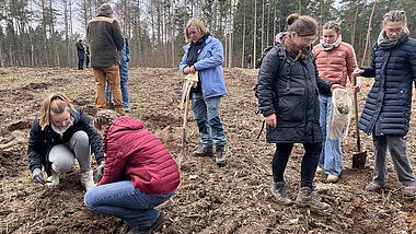 Jugendliche beim Bäume pflanzen beim Klimacamp Mecklenburg