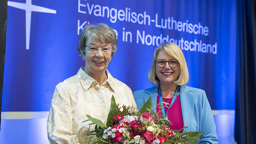 Landesbischöfin und Präses mit Blumenstrauß