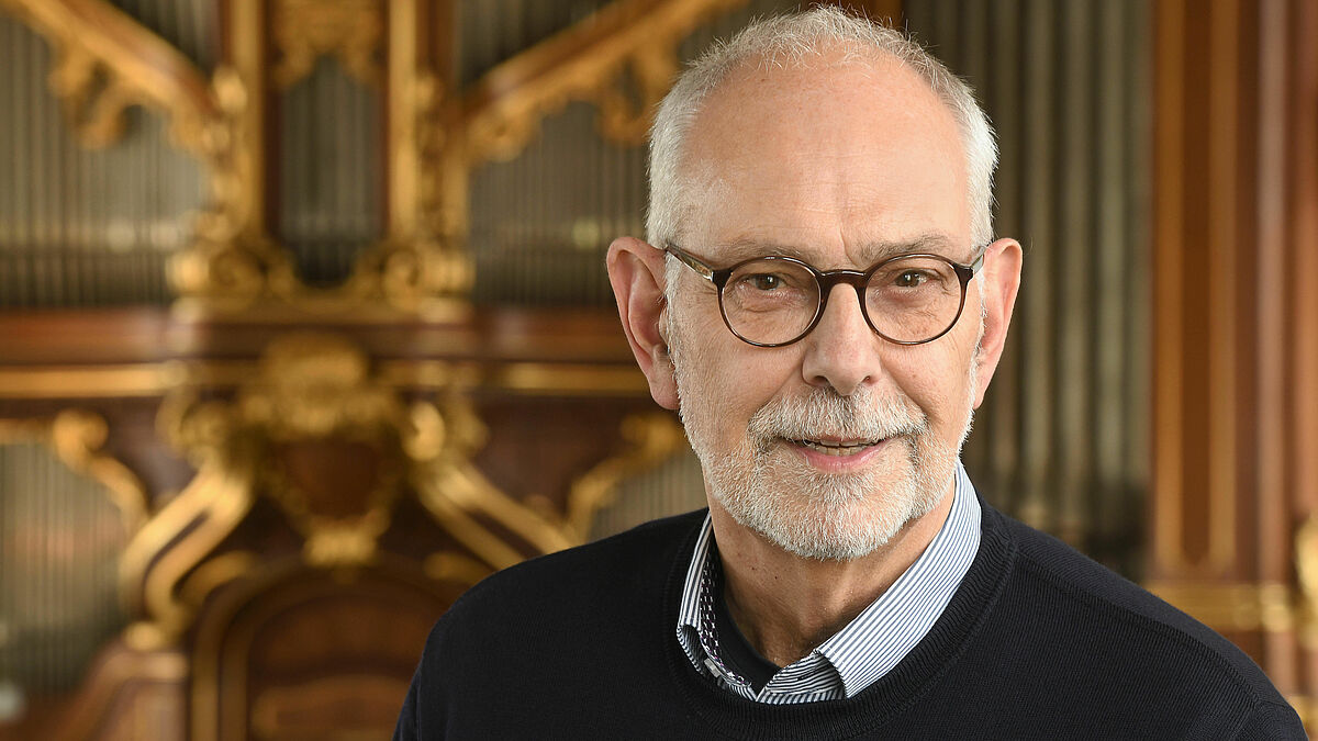 Christoph Schoener (66), seit fast 22 Jahren Kantor und Organist an der Hamburger Hauptkirche St. Michaelis, geht zum Jahresende 2019 in den Ruhestand. 