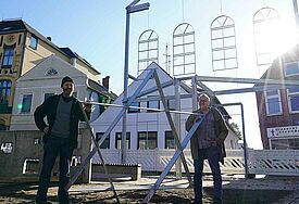 Walter Blender (li.) und Architekt Klaus Eggers auf dem Areal des neuen Synagogen-Denkmals.