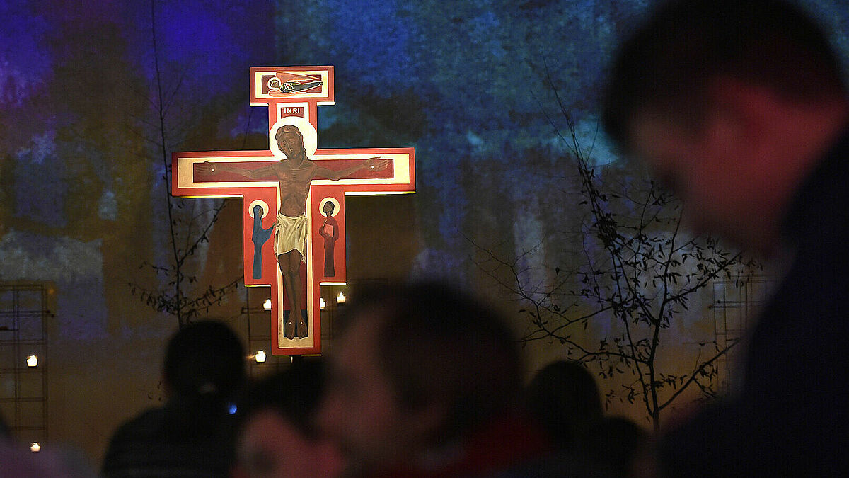 Das Jugendtreffen der ökumenischen Bruderschaft Taizé in Prag (2014), im Hintergrund das Taize-Kreuz.
