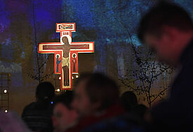 Rund 5000 junge Menschen aus 49 Ländern werden zum Taizé-Treffen in Rostock erwartet. Das Bild zeigt das Taizé-Kreuz beim Jugendtreffen in Prag (Archiv).