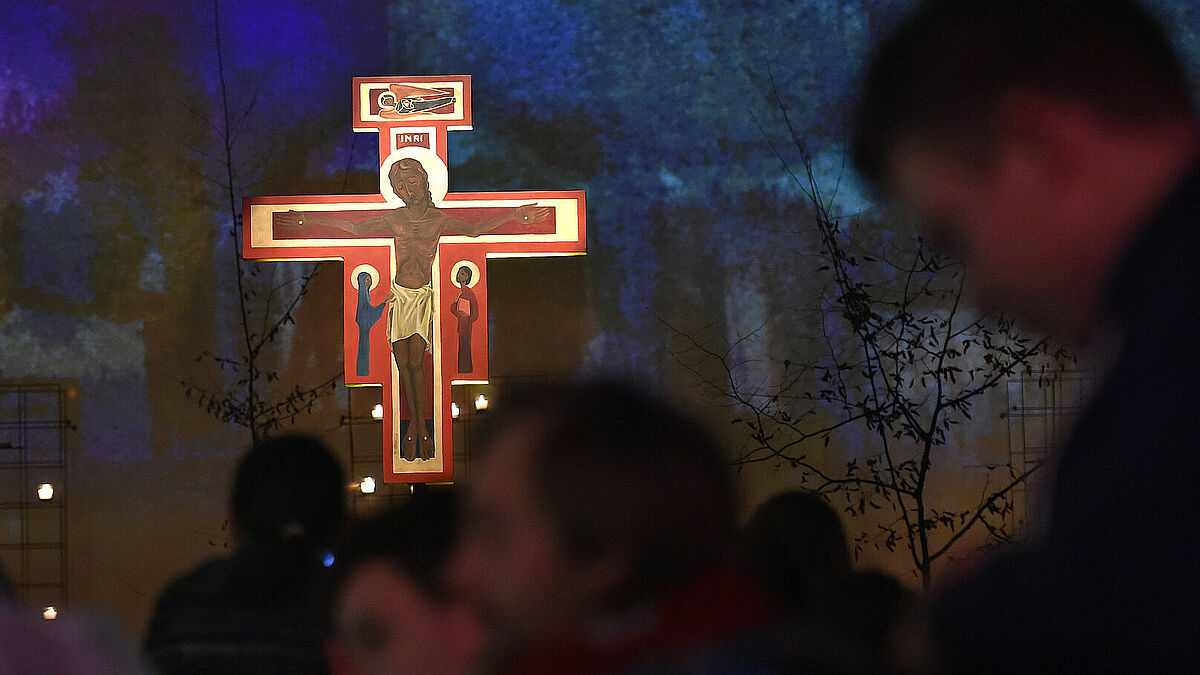 Rund 5000 junge Menschen aus 49 Ländern werden zum Taizé-Treffen in Rostock erwartet. Das Bild zeigt das Taizé-Kreuz beim Jugendtreffen in Prag (Archiv).
