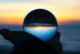 Glaskugel vor dem Horizont