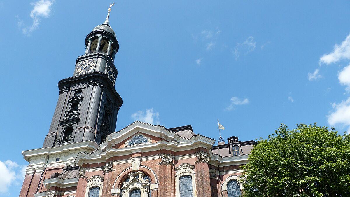 Blick auf die Hamburger Hauptkirche St. Michaelis ("Michel") in Hamburg. Er gilt als Wahrzeichen der Stadt.