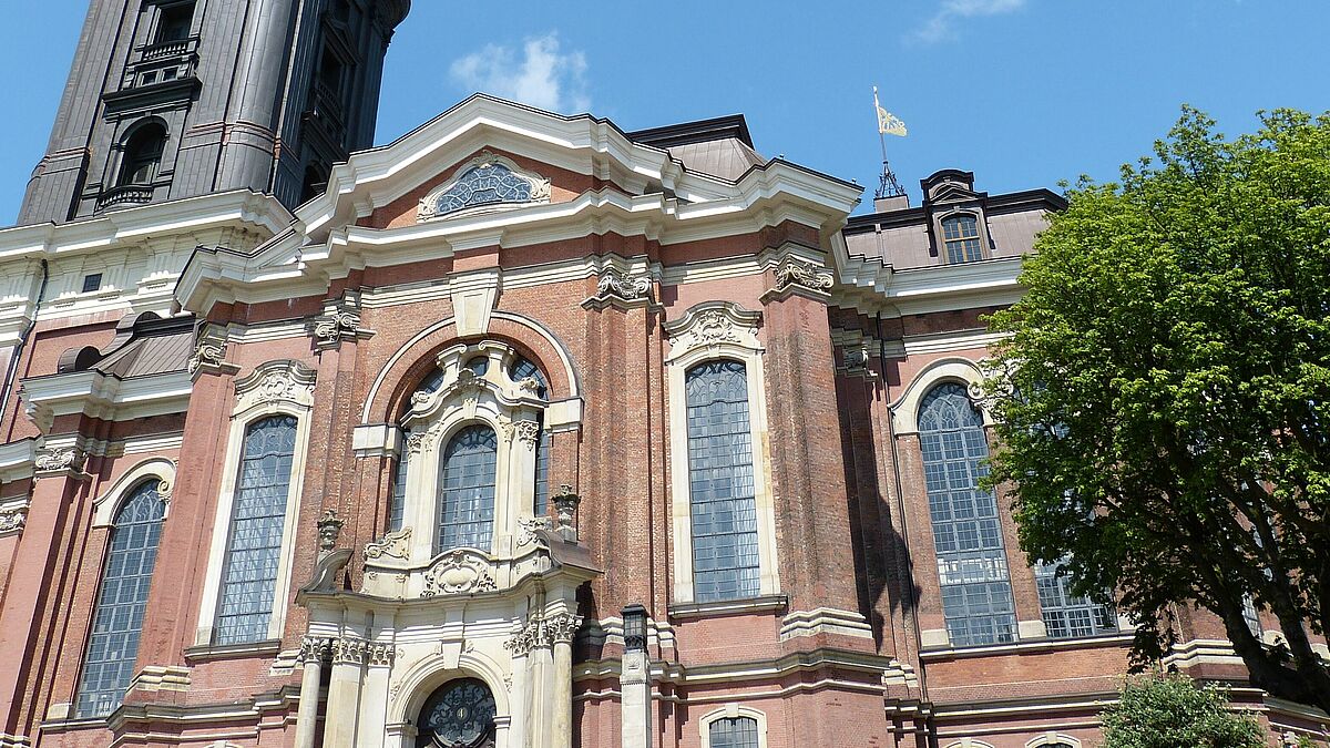 Blick auf die Hamburger Hauptkirche St. Michaelis ("Michel") in Hamburg. Er gilt als Wahrzeichen der Stadt.