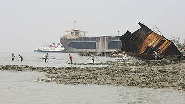 Schiffswracks liegen am Strand von Chittagong in Bangladesch