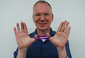 Der Flensburger Pastor Klaus Guhl will aktiv gegen alltägliches Gemecker, Gemotze und Gejammer vorgehen - mit einem lila Armband.