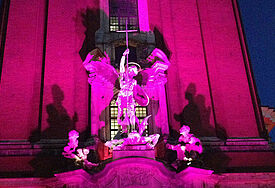 Der Hamburger Michel - in Pink erleuchtet zum Weltmädchentag am 11. Oktober